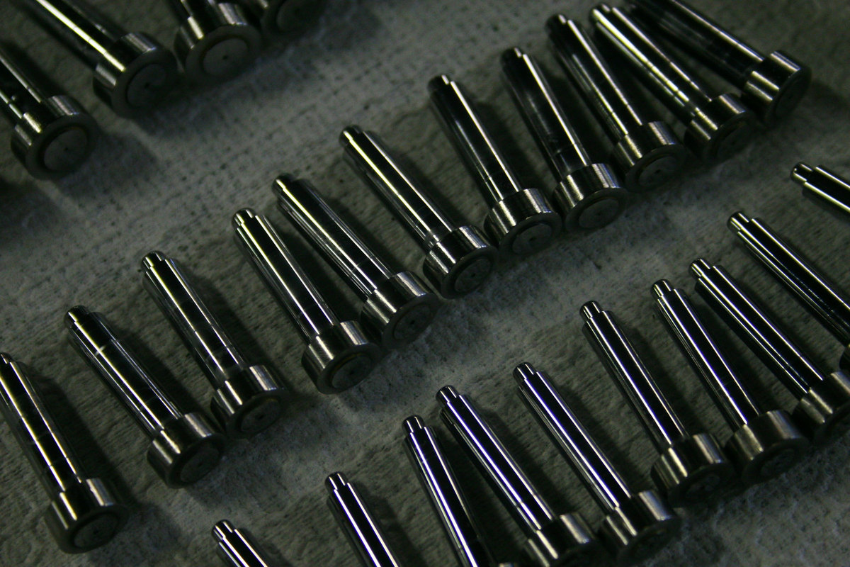 Precision machined metal pins and cylindrical components